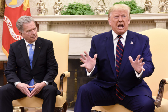 Presidentti Sauli Niinistö katselee vieressään istuvaa ja äänessä olevaa presidentti Donald Trumpia.
