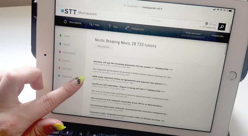 A woman reads news in STT's portal.