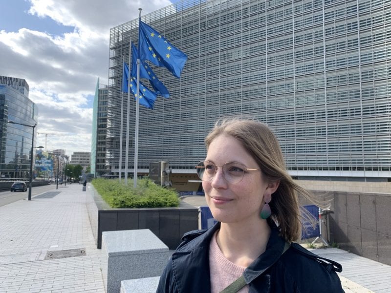 Heta Hassinen Brysselissä Euroopan komission päärakennuksen vieressä.