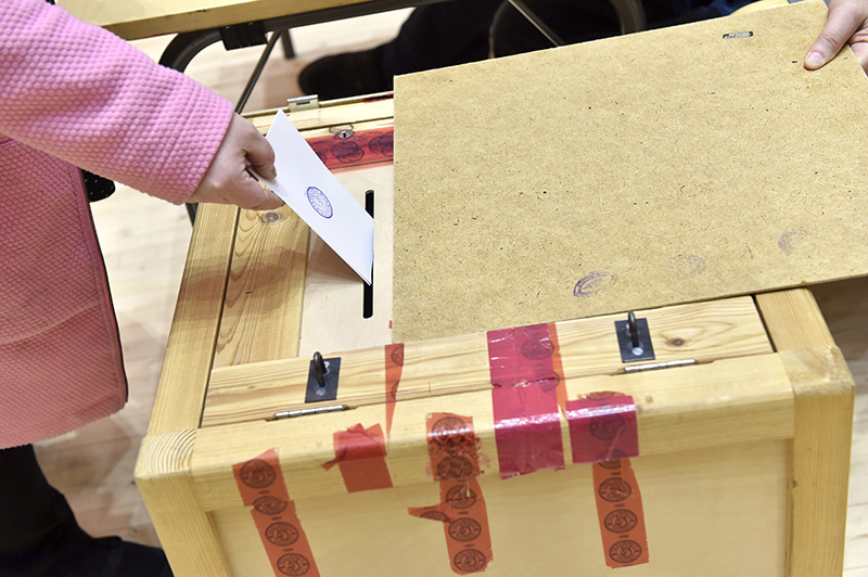 Äänestäjä pudottaa eduskuntavaalien äänestyslipukkeen vaaliuurnaan Mäntsälän kunnantalolla sunnuntaina 14. huhtikuuta 2019.