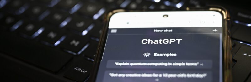 ChatGPT -tekoälysovellus kuvattuna Helsingissä 2. helmikuuta 2023. ChatGPT on kirjoitettua tekstiä ymmärtävä ja kysymyksiin vastaava tekoälyohjelma., LEHTIKUVA / EMMI KORHONEN