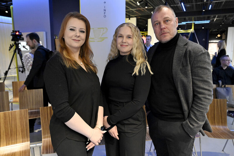 Suomen Tietotoimiston työryhmän edustajia Suuri Journalistipalkinto 2024 voittajaehdokkaiden julkistustilaisuudessa.