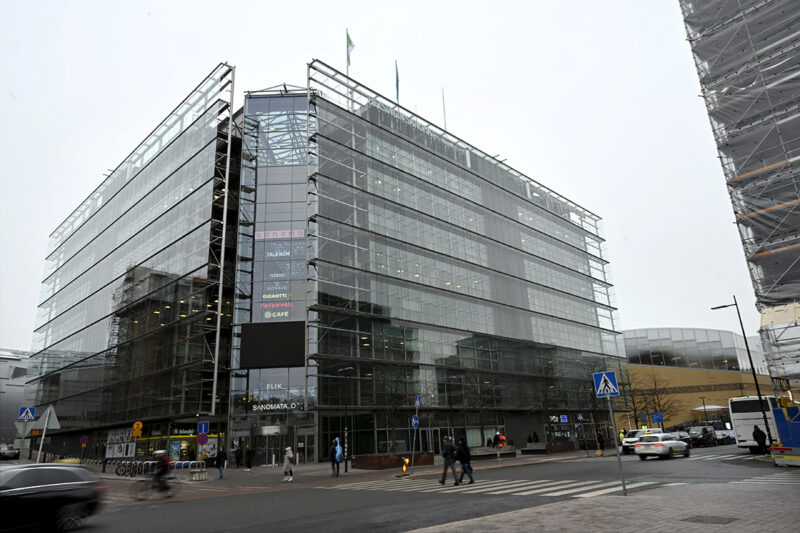 Sanomatalo kuvattuna Elielinaukion suunnasta.